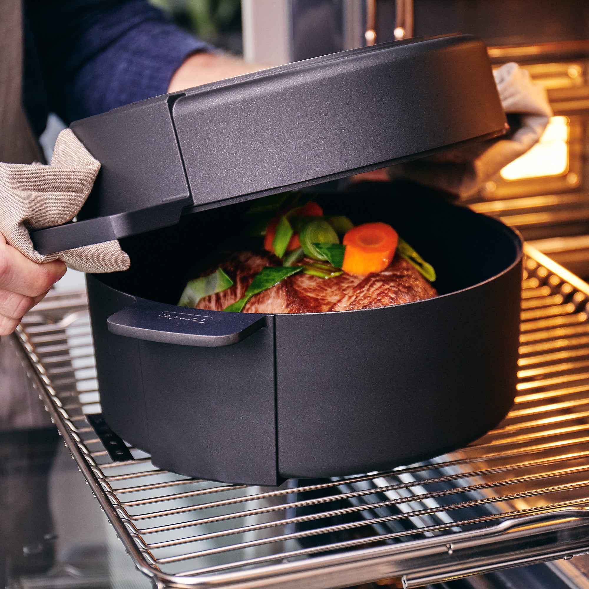 Berndes Alu Induction Smart Kochtopf 24 cm Casseruola con Coperchio, 4.5 Litri, Alluminio Forgiato, Schwarz/Weiß Berndes Alu Induction Smart Kochtopf 24 cm Casseruola con Coperchio, 4.5 Litri, Alluminio Forgiato, Schwarz/Weiß